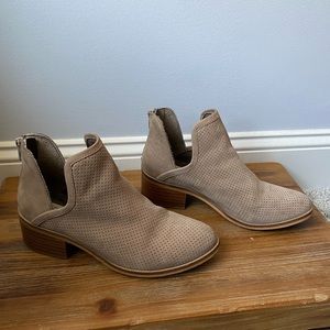 Tan suede Steve Madden ankle boots. Size 7M